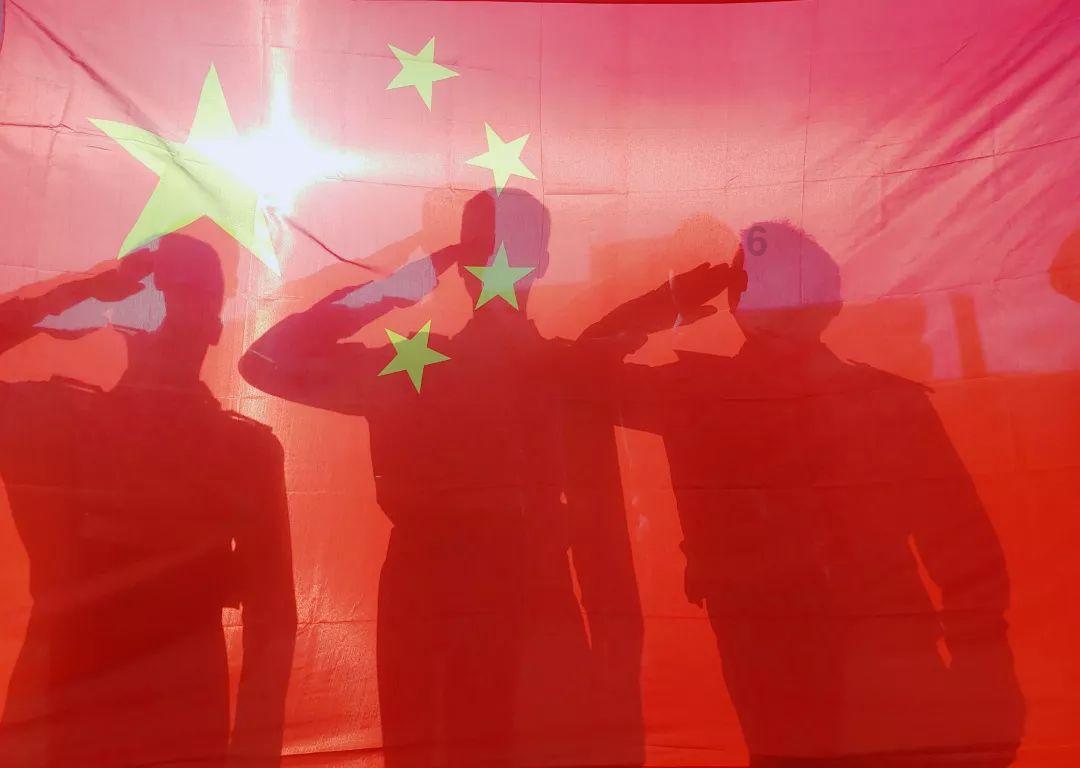 372潜艇深海远航,8分钟“掉深”70米,他14分钟救69人,世界奇迹